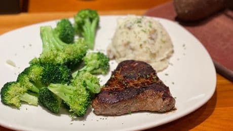 I ordered the cheapest steak meal at Outback, Texas Roadhouse, and LongHorn Steakhouse &mdash; there was one clear winner