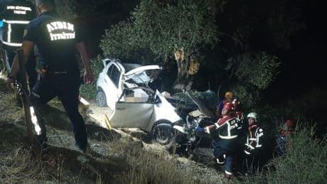 Aydın'da şarampole devrilen otomobildeki 2 kişi öldü, 1 çocuk yaralandı