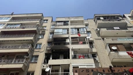 İzmir'de apartman dairesinde meydana gelen patlamada 4 kişi yaralandı