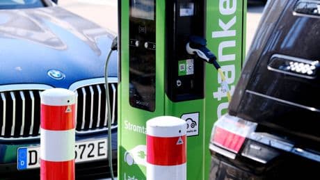 Vandalismus und Habgier: E-Auto-Problem wird immer größer