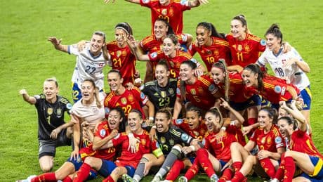 El 'cañonazo' de Clàudia Pina, la fiesta en el bus a Lausana y el disfraz de espía de Montse Tomé en el Francia-Alemania