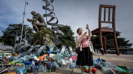 Devant le siège européen de l’ONU, une réplique du Penseur de Rodin alerte sur la pollution plastique