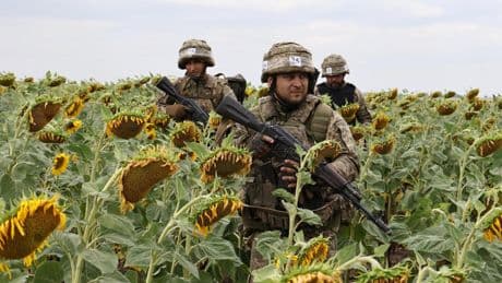 Europa supera a Estados Unidos como principal proveedor de armas y ayuda humanitaria a Ucrania: "Así es como debe ser"