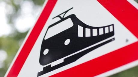 Unfall auf Bahnstrecke: Zug erfasst Auto an Bahnübergang