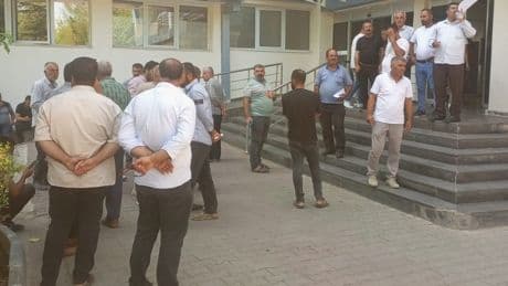 Elektriği kesilen yurttaşlardan DEDAŞ’ta oturma eylemi