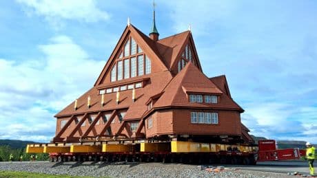 «Un évènement qui n’arrive qu’une fois dans la vie» : en Suède, l’impressionnant voyage d’une église déplacée de plusieurs kilomètres