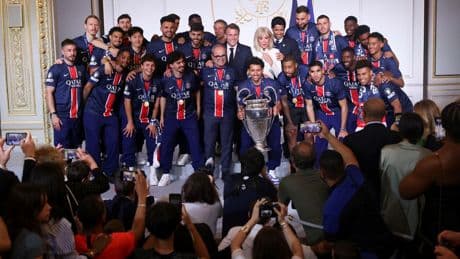PSG kupayı Macron'a götürdü