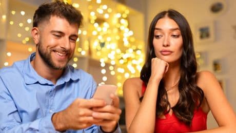 Phubbing: Warum das Handy Beziehungen gefährden kann