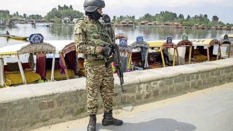 India zegt dat Pakistan bestand schendt, knallen te horen in Kasjmir