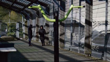 Migrants : enfermement prolongé, droits bafoués, traitements inhumains… Les abus se multiplient dans les centres de rétention, dénoncent cinq associations