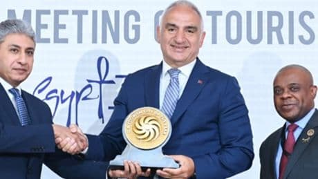 Antalya, D8 Yılın Turizm Şehri Ödülü'nü aldı