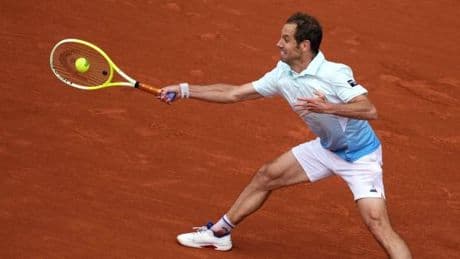 En direct | Roland-Garros 2025 : Jannik Sinner remporte le premier set contre Richard Gasquet, Arthur Fils malmené