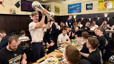 Statt Schampus und Edel-Bankett - Kiel-Party mit Currywurst & Pommes