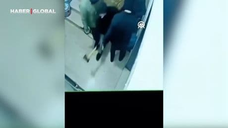 4 kişi bir eve balta ve çekiçle saldırdı o anlar kamerada