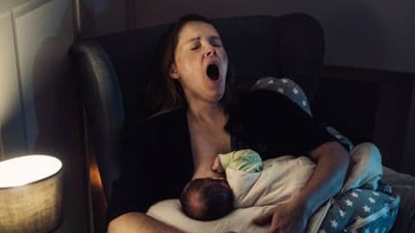 Schlaf junger Eltern: Wie sich durchwachte Nächte mit Baby auf die Gesundheit auswirken
