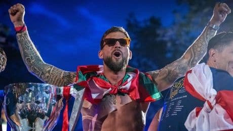 La aparatosa caída de Iñigo Martínez en la celebración del título de liga del Barça