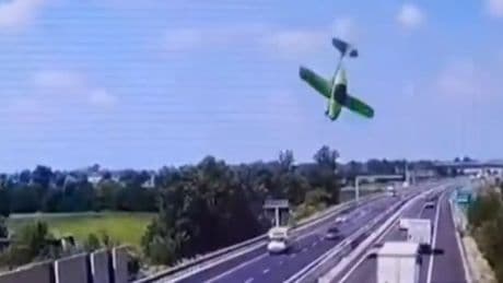 Flugzeug-Absturz auf Autobahn! - Zwei Tote nach Feuer-Inferno
