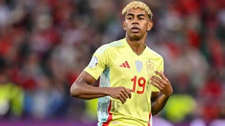 « Il fait la star à mort ! » : le footballeur star du Barça Lamine Yamal pris à partie par des Français à l’aéroport