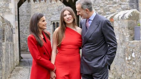 La Infanta Sofía se gradúa en Gales junto a Los Reyes y baraja varias opciones para su carrera