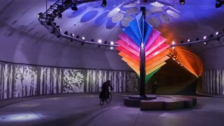 Este túnel para bicis y peatones te embelesará: no solo es el más largo del mundo sino también el bonito que encontrarás