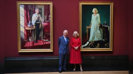 Zweiter Jahrestag der Krönung: Charles und Camilla enthüllen neue Porträts