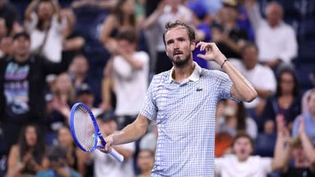 Boze Daniil Medvedev verzorgt show na bizarre situatie op matchpoint tegen: ’Waarom tril je?’