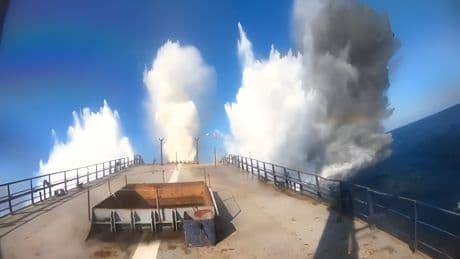 Estados Unidos prueba una nueva versión de su bomba capaz de partir barcos por la mitad