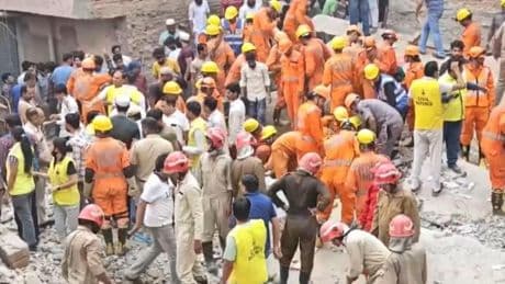 Hindistan'da 4 katlı bina çöktü: 11 ölü