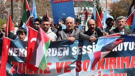 Erzurum’da sağlıkçılar 77 haftadır Gazze için yürüyor