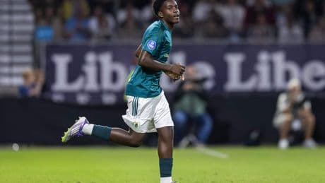 PEC Zwolle klopt Telstar, Jadiel Pereira da Gama (15) jongste Eredivisie-speler ooit: ’Ik besef het niet’