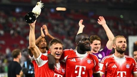 Nach Supercup-Sieg: Tierischer Titel-Jubel: Die Bayern und ihr Kakadu