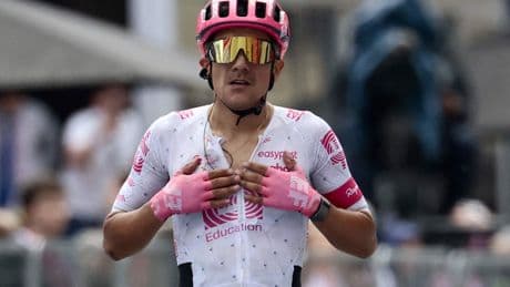 El infatigable Carapaz sorprende a los favoritos y vuelve a ganar en el Giro seis años después