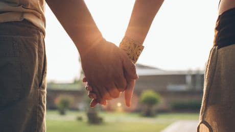 Une jeune femme sur cinq ne s'identifie pas comme hétérosexuelle, selon une étude