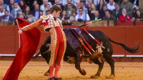 La alegría de Borja Jiménez se cuela por la única rendija del muro de Jandilla y la Maestranza se tira de cabeza