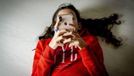 Was sagen 15-Jährige über ein mögliches Verbot? „Auf jeden Fall machen Social Media süchtig“