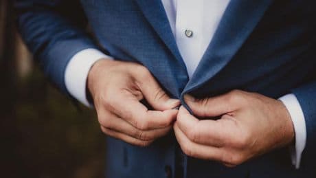 Encuentra el traje perfecto: opciones elegantes, modernas, versátiles y a buen precio para bodas, comuniones o bautizos