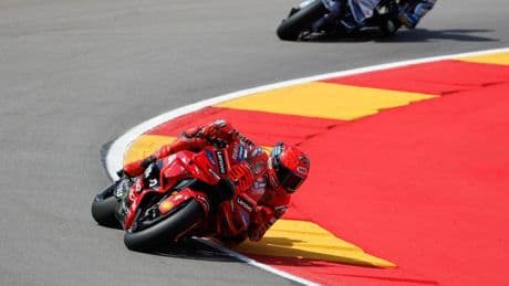Marc Márquez no da pie a sorpresas ante el descalabro de Bagnaia en la Sprint de Aragón