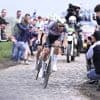 VIDEO. Paris-Roubaix : un spectateur jette un bidon en plein visage de Van der Poel