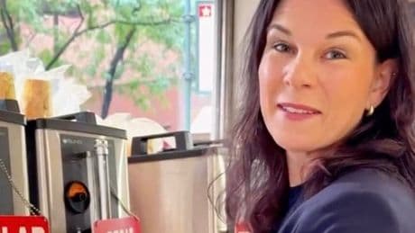 Nächstes New-York-Video - Jetzt posiert Baerbock mit Kaffee to go