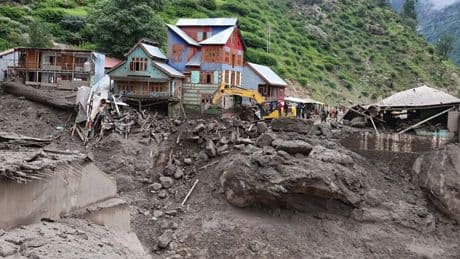 Hindistan’da doğal afet alarmı: Köprü çöktü arabalar devrildi