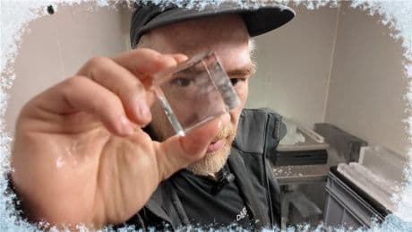 Hype in Szenebars - In dieser Fabrik werden Eiswüfel gesägt