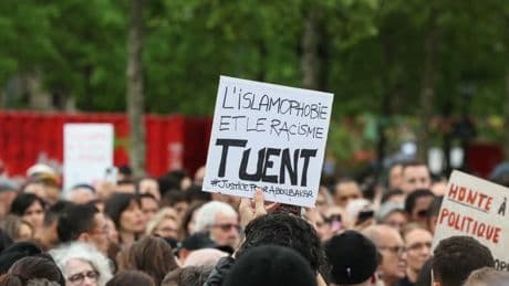 Meurtre dans une mosquée: émotion à Paris et dans le Gard lors de rassemblements en hommage à Aboubakar Cissé