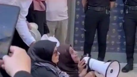 Konya'da kadınlardan AKP binası önünde protesto