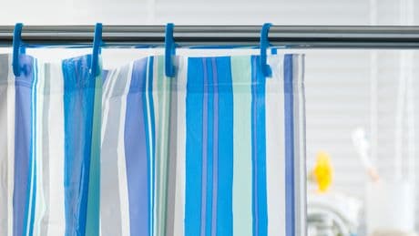 Kurioses Alltagsphänomen: Darum klebt der Duschvorhang immer am Bein