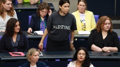Liveblog zur Merz-Regierung: Klöckner wirft Linken-Abgeordnete mit „Palestine“-Shirt aus Plenarsaal