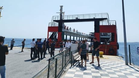 Fazla yolcu alan feribotun limandan kalkışına izin verilmedi