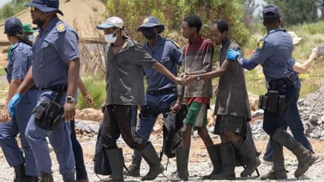 Casi 300 trabajadores atrapados en una mina de oro en Sudáfrica