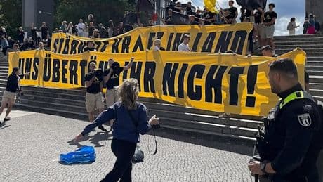 „Remigration“-Rufe stören ARD-„Sommerinterview“ mit Söder – Polizisten fixieren Demonstranten