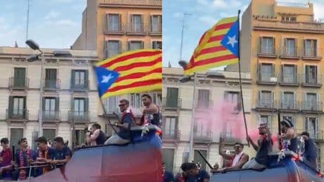 Íñigo Martínez ondea una estelada en la rúa del Barça y acaba por los suelos en el autobús de los campeones