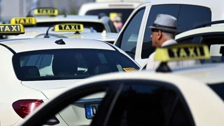 Deutschlandweiter Protest: Taxistreik: Was steckt hinter dem Ärger über Uber?